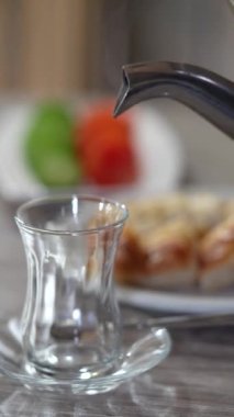 Taze pişmiş, lezzetli ve kızarmış hamur işi, kahvaltı için ideal.