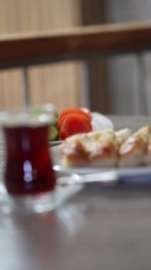 Taze pişmiş, lezzetli ve kızarmış hamur işi, kahvaltı için ideal.