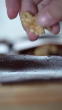 Geleneksel tatlılar, kurutulmuş meyve ve masada servis edilen lezzetli içecekler.