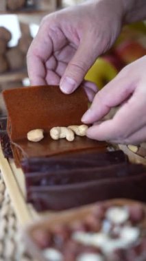 Geleneksel tatlılar, kurutulmuş meyve ve masada servis edilen lezzetli içecekler.