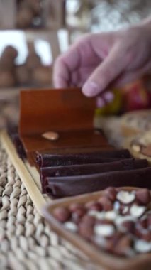 Geleneksel tatlılar, kurutulmuş meyve ve masada servis edilen lezzetli içecekler.