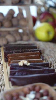 Geleneksel tatlılar, kurutulmuş meyve ve masada servis edilen lezzetli içecekler.