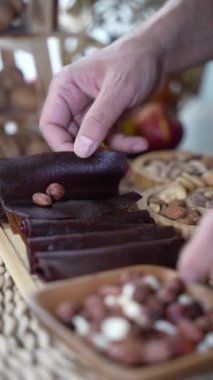 Geleneksel tatlılar, kurutulmuş meyve ve masada servis edilen lezzetli içecekler.