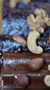 Geleneksel tatlılar, kurutulmuş meyve ve masada servis edilen lezzetli içecekler.