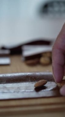Geleneksel tatlılar, kurutulmuş meyve ve masada servis edilen lezzetli içecekler.