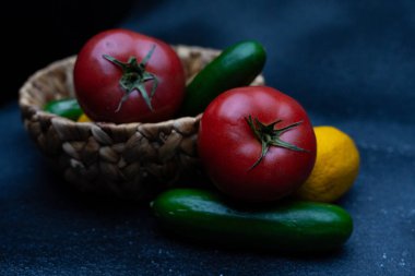 Domates, salatalık ve limon gibi sebzelerden oluşan lezzetli bir servis.