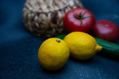 Domates, salatalık ve limon gibi sebzelerden oluşan lezzetli bir servis.