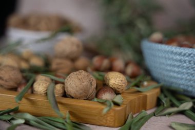 Fındık, fıstık ve ceviz gibi lezzetli fındıklardan oluşur..