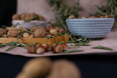 Fındık, fıstık ve ceviz gibi lezzetli fındıklardan oluşur..