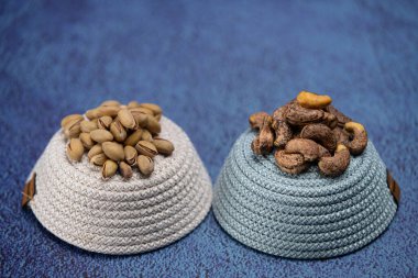 Fındık, fıstık ve ceviz gibi lezzetli fındıklardan oluşur..