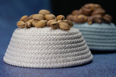 Fındık, fıstık ve ceviz gibi lezzetli fındıklardan oluşur..