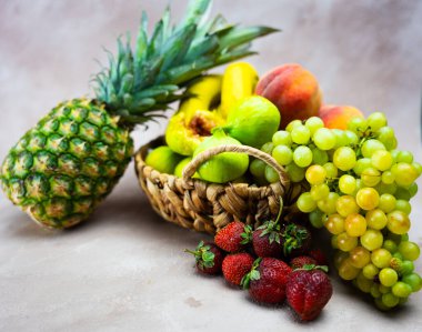 Harika renklerde lezzetli meyveler, yapay ışık altında alınır.