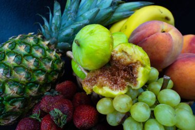 Harika renklerde lezzetli meyveler, yapay ışık altında alınır.