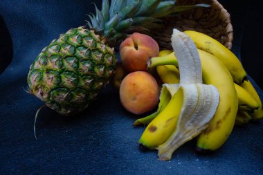 Harika renklerde lezzetli meyveler, yapay ışık altında alınır.