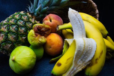 Harika renklerde lezzetli meyveler, yapay ışık altında alınır.