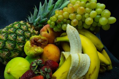 Harika renklerde lezzetli meyveler, yapay ışık altında alınır.