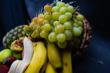Harika renklerde lezzetli meyveler, yapay ışık altında alınır.