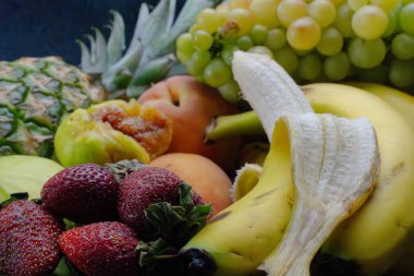 Harika renklerde lezzetli meyveler, yapay ışık altında alınır.