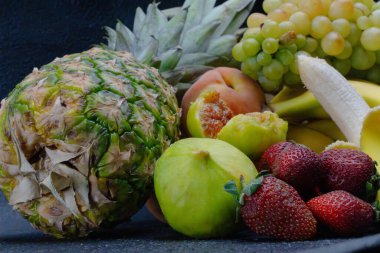 Harika renklerde lezzetli meyveler, yapay ışık altında alınır.