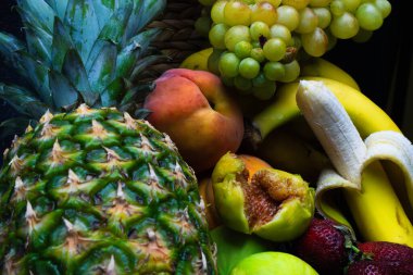 Harika renklerde lezzetli meyveler, yapay ışık altında alınır.