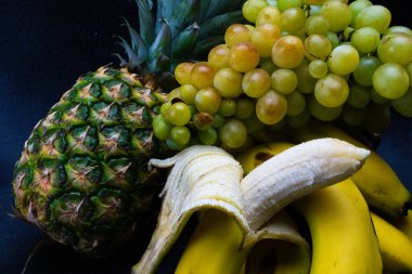 Harika renklerde lezzetli meyveler, yapay ışık altında alınır.