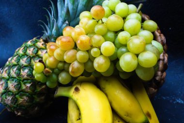 Harika renklerde lezzetli meyveler, yapay ışık altında alınır.