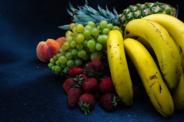 Harika renklerde lezzetli meyveler, yapay ışık altında alınır.