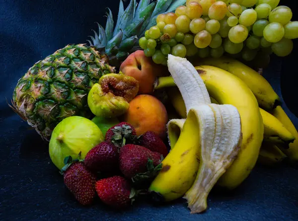 Harika renklerde lezzetli meyveler, yapay ışık altında alınır.