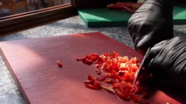 Marul, kırmızı biber, bıçaklı soğan gibi lezzetli sebzeler keserek salata yapmak.