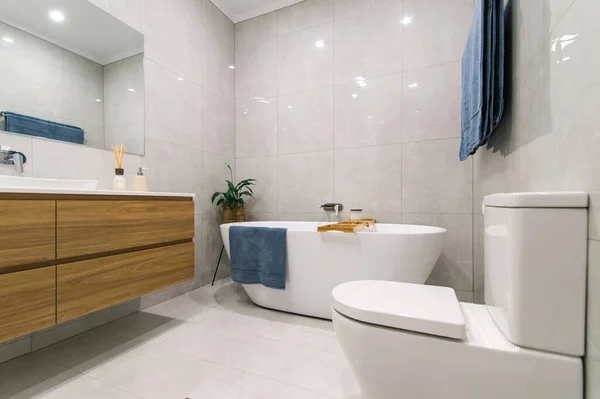 Moderní Prostorné Luxusní Renovace Koupelny — Stock fotografie