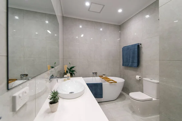 Modern Spacious Luxurious Bathroom Renovation — Stock Photo, Image