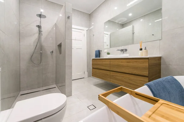 Moderne Geräumige Und Luxuriöse Renovierung Des Badezimmers lizenzfreie Stockbilder