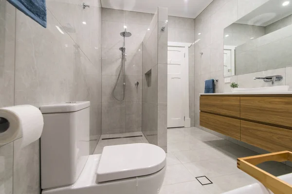 Moderne Geräumige Und Luxuriöse Renovierung Des Badezimmers Stockfoto