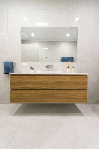 Moderne Geräumige Und Luxuriöse Renovierung Des Badezimmers Stockbild