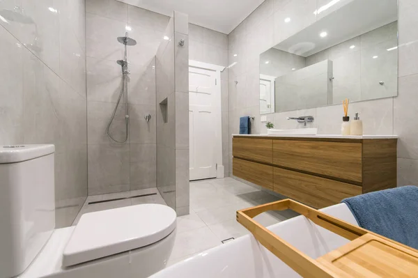 现代宽敞奢华的浴室翻新 免版税图库图片