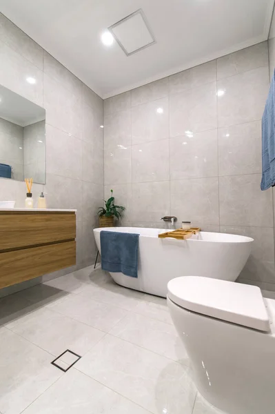 现代宽敞奢华的浴室翻新 图库图片