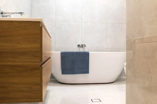 现代宽敞奢华的浴室翻新 免版税图库照片