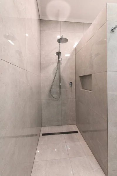 Moderne Geräumige Und Luxuriöse Renovierung Des Badezimmers Stockfoto