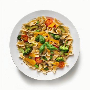 Makarna, brokoli, domates ve peynirli sağlıklı yemek.