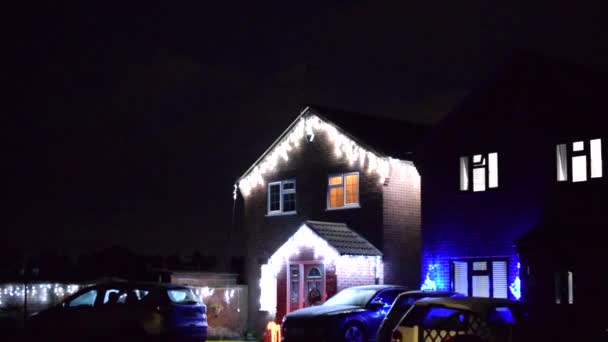 Rumah Natal Dengan Lampu Terang Dan Mobil Yang Diparkir — Stok Video