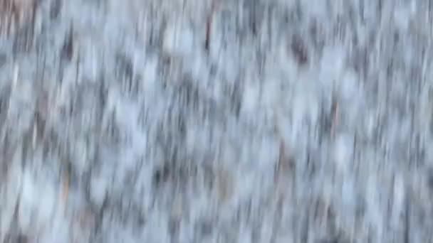 冬は氷と雪に覆われた地面を歩いている人 — ストック動画