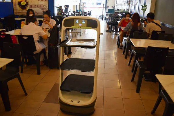 Robot Waiter Serving Food Cafe Malaysia 로열티 프리 스톡 이미지