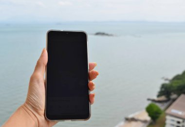 Deniz manzaralı bir cep telefonu.