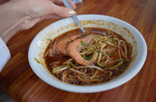 Леди Ест Пряную Малайскую Еду Креветками — стоковое фото