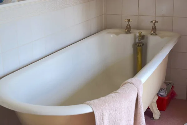 Vasca Bagno Vintage Con Rubinetti Ottone Nella Vecchia Casa Inglese — Foto Stock