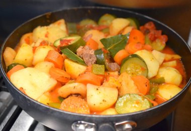 Etli sebze güveci pişiriyorum.