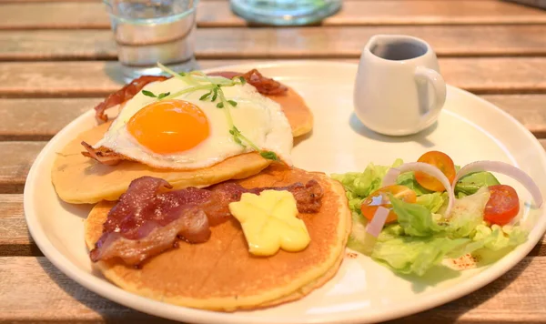 Leckeres Frühstück Mit Pfannkuchen — Stockfoto