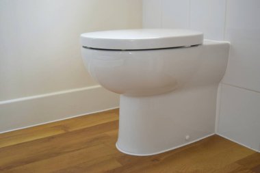 Banyonun içinde beyaz klozet var..