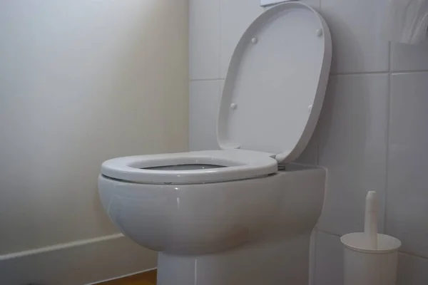 Bílá Toaletní Mísa Koupelně Interiér — Stock fotografie