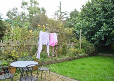 Giysiler bahçede kuruyor..